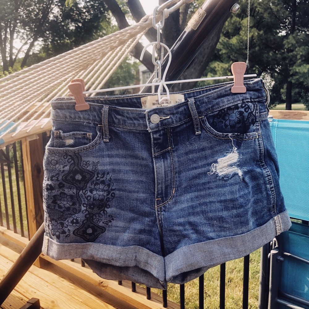 Hollister jean shorts with print